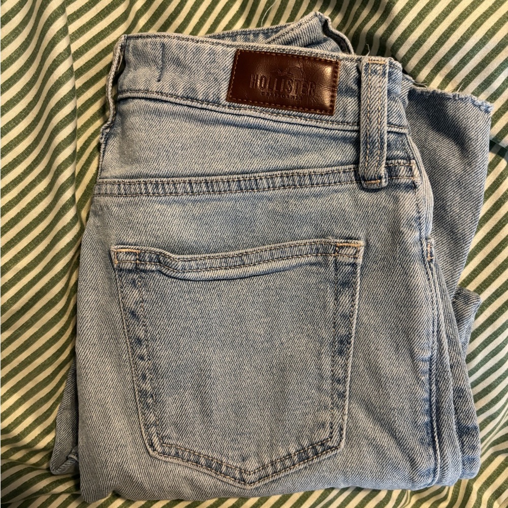 Hollister Light Wash Women’s Jeans - Classic Straight Fit